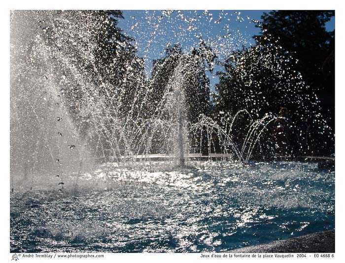 Jeux d'eau de la fontaine de la place Vauquelin