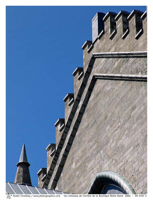 Les créneaux de l'arrière de la Basilique Notre-Dame