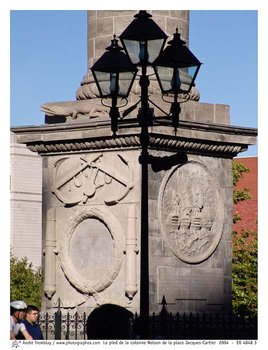 Le pied de la colonne Nelson de la place Jacques-Cartier