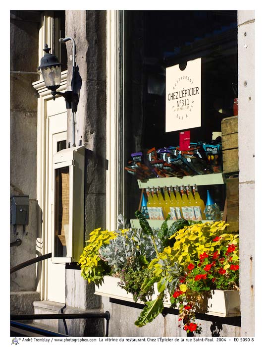La vitrine du restaurant Chez l'Épicier de la rue Saint-Paul