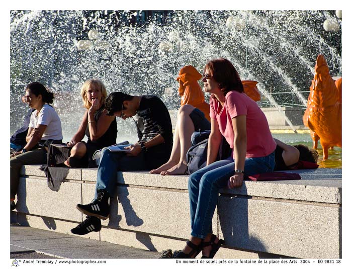 Un moment de soleil près de la fontaine de la place des Arts