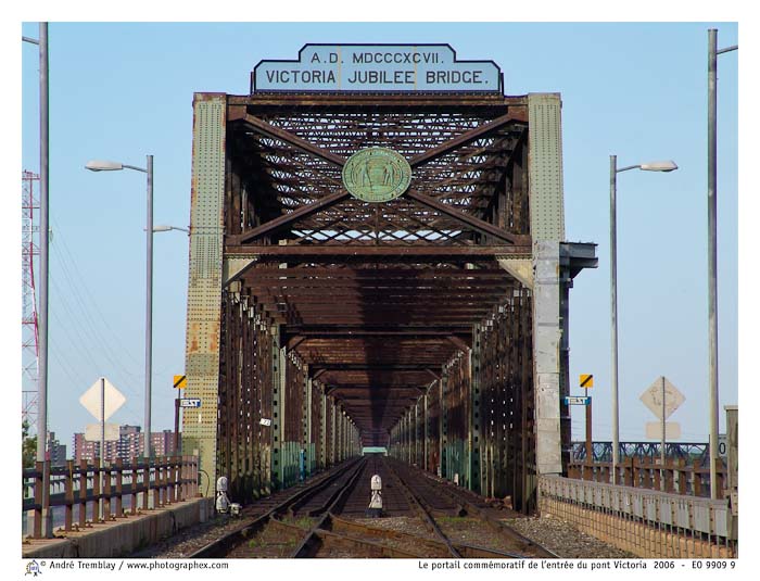 Le portail commémoratif de l'entrée du pont Victoria