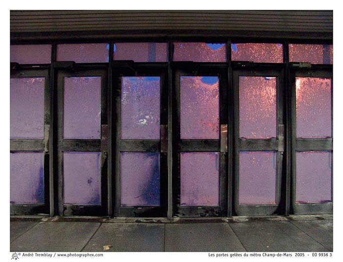 Les portes gelées du métro Champ-de-Mars