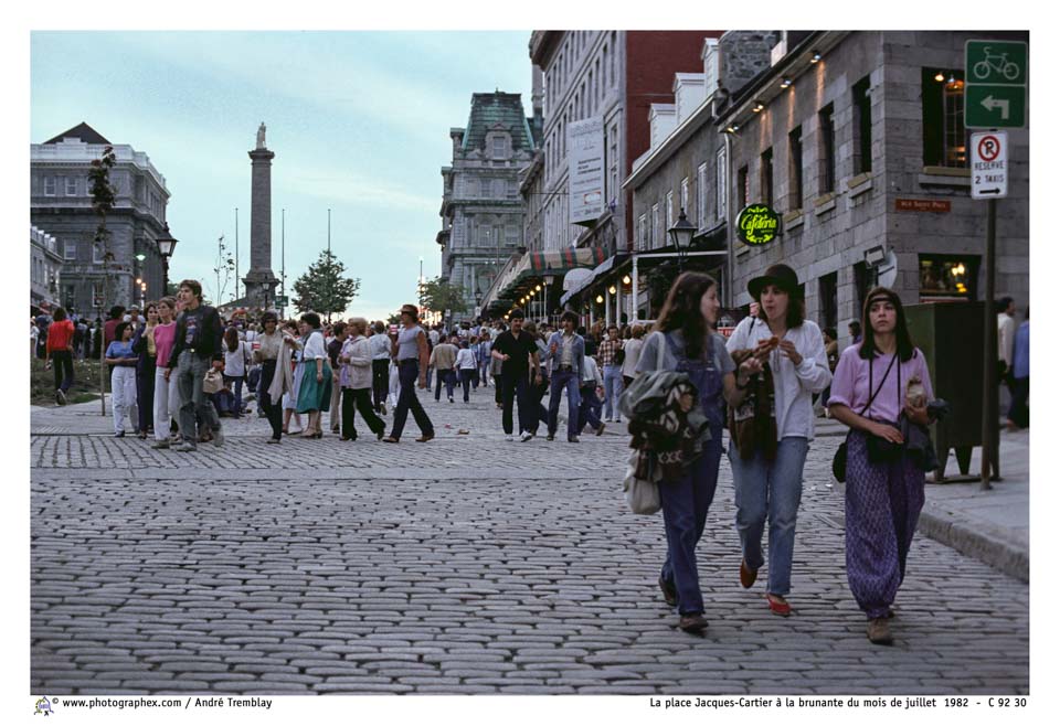 La place Jacques-Cartier à la brunante du mois de juillet