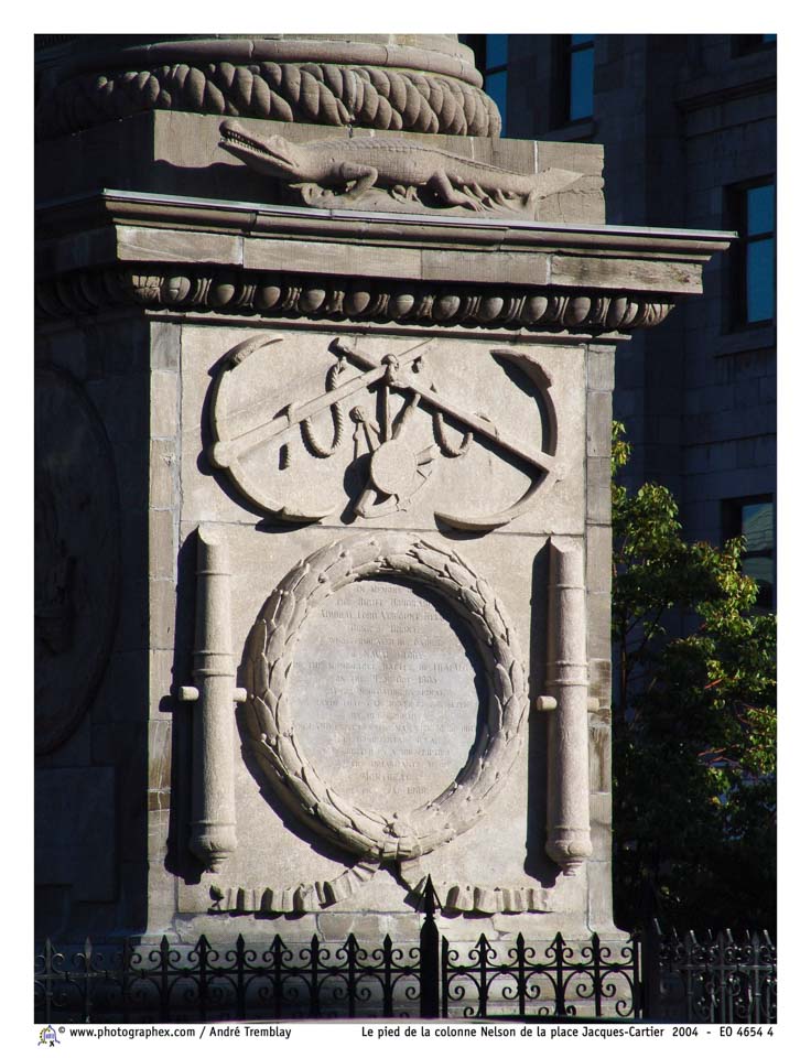 Le pied de la colonne Nelson de la place Jacques-Cartier