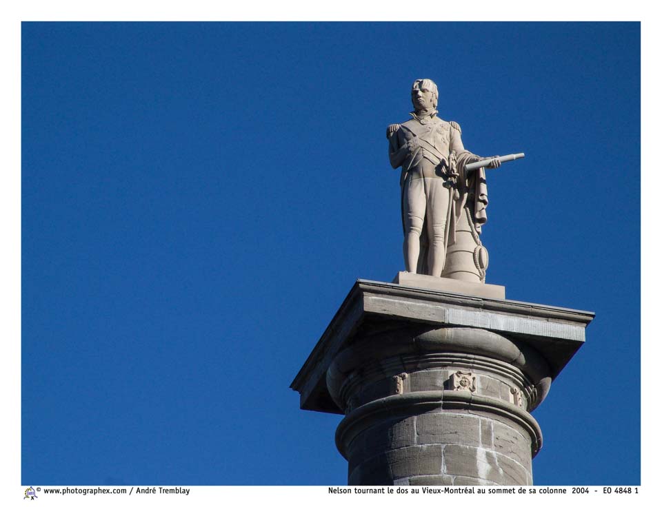 Nelson tournant le dos au Vieux-Montréal au sommet de sa colonne