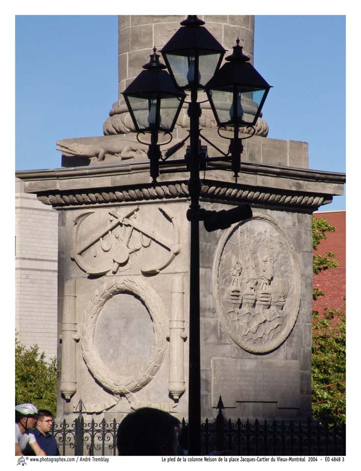 Le pied de la colonne Nelson de la place Jacques-Cartier du Vieux-Montréal