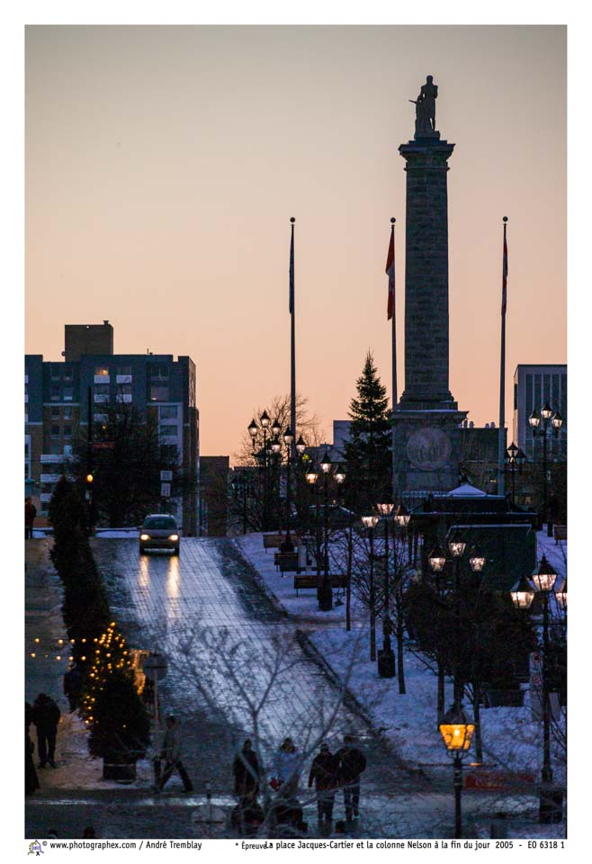 La place Jacques-Cartier et la colonne Nelson à la fin du jour