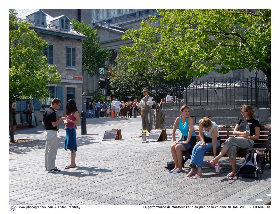 La performance de Monsieur Calin au pied de la colonne Nelson