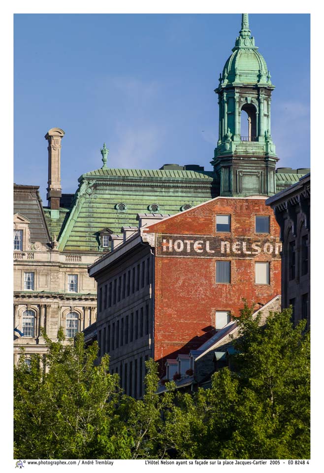 L'Hôtel Nelson ayant sa façade sur la place Jacques-Cartier