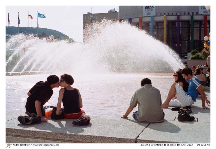 Baiser à la fontaine de la Place des Arts