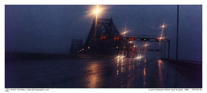 Le pont Jacques-Cartier sous la pluie