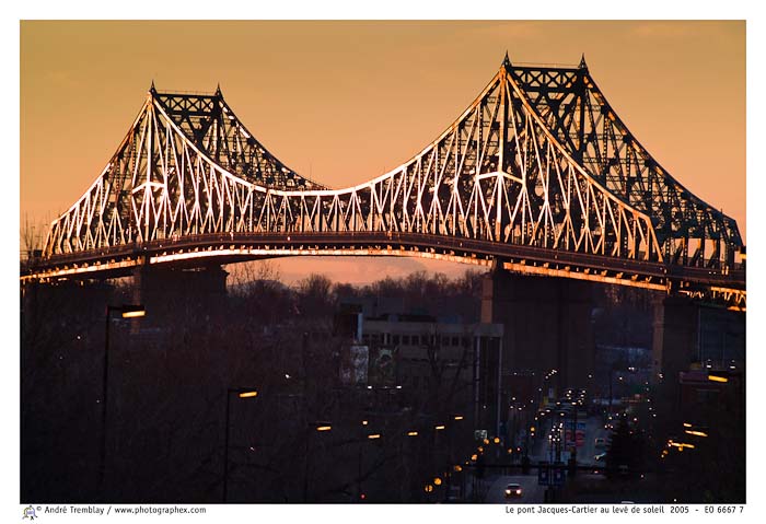 Le pont Jacques-Cartier au levé de soleil