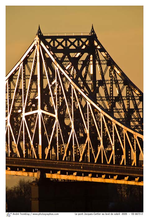 Le pont Jacques-Cartier au levé de soleil