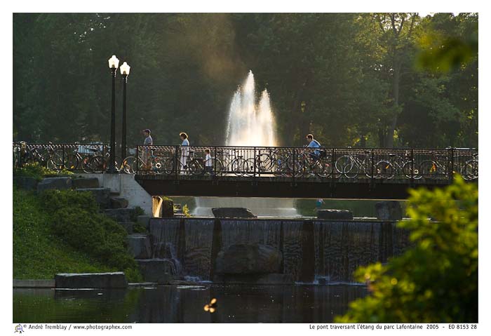 Le pont traversant l'étang du parc Lafontaine