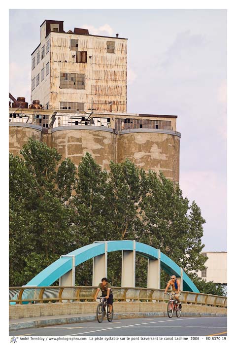 La piste cyclable sur le pont traversant le canal Lachine