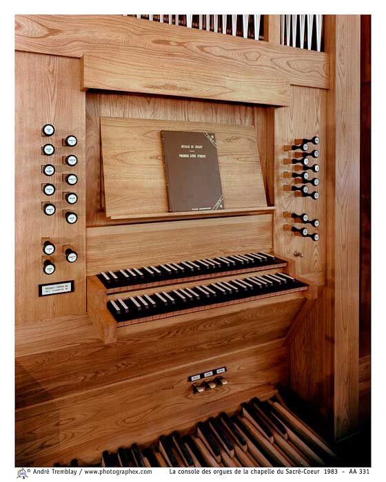 La console des orgues de la chapelle du Sacré-Coeur