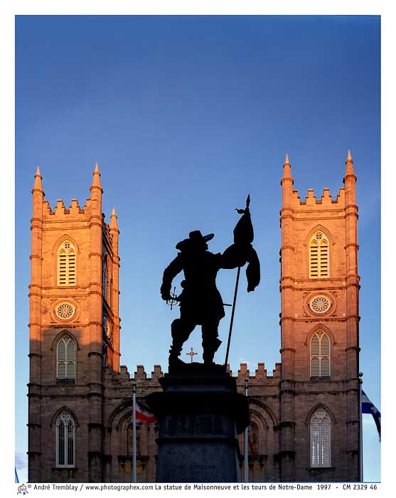 La statue de Maisonneuve et les tours de Notre-Dame