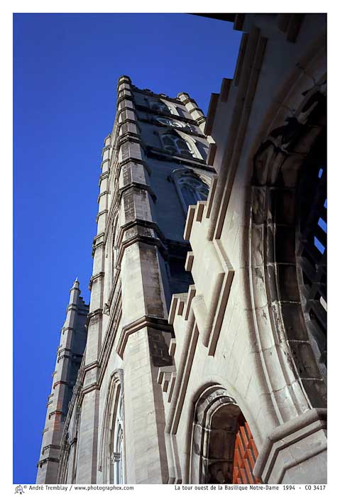 La tour ouest de la Basilique Notre-Dame