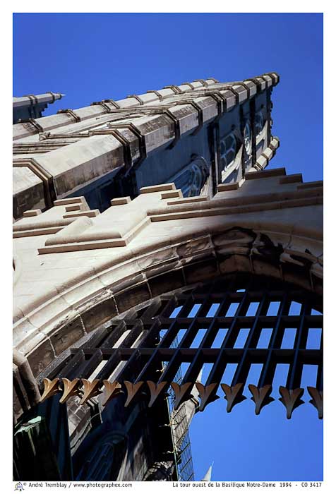 La tour ouest de la Basilique Notre-Dame